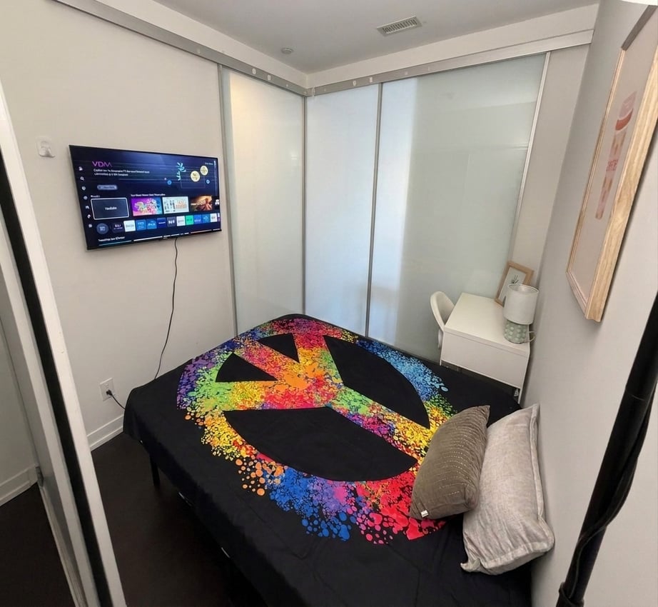 Deluxe Room without Window at 8th Floor - Wood Street, Toronto — photo 2 of 12