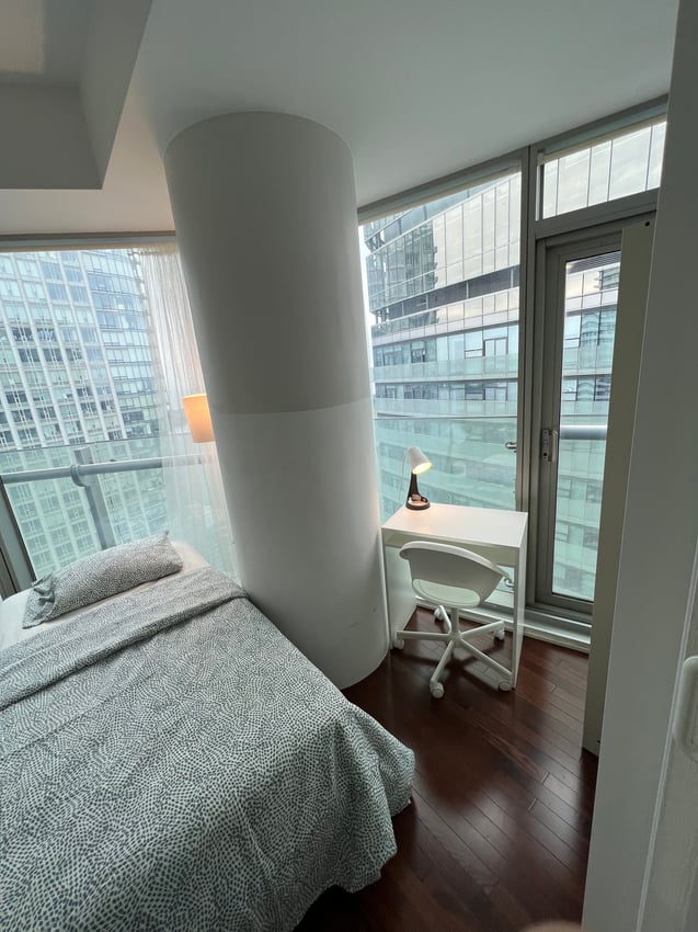 Flex Room - York St & Bremner Blvd