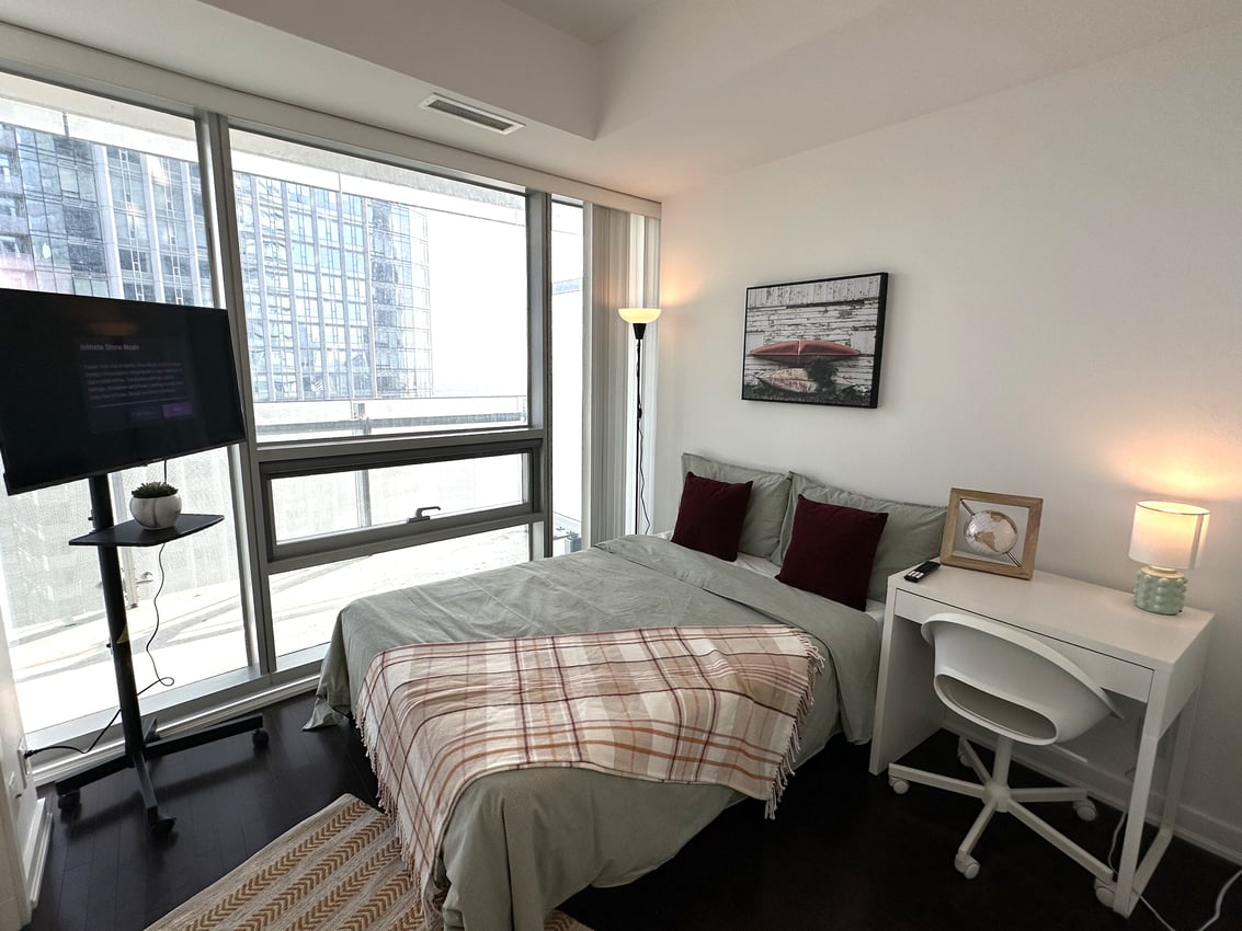 Premium Deluxe - York St & Bremner Blvd