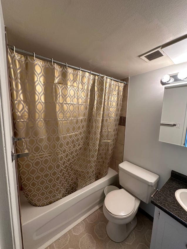 Deluxe Room at 4th Floor - 510 21 Ave SW, Calgary — photo 9 of 9