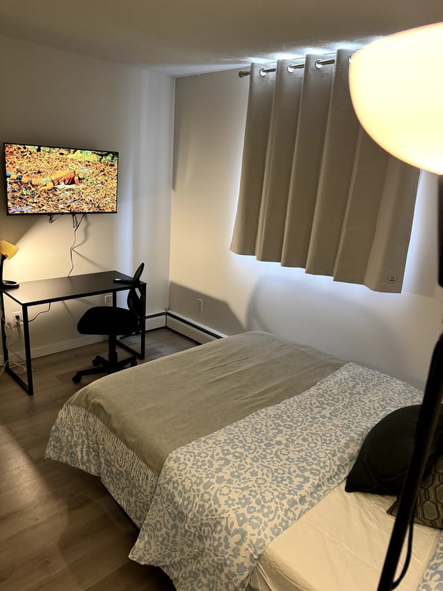 Deluxe Room - 12 Avenue SW & 13 Avenue SW