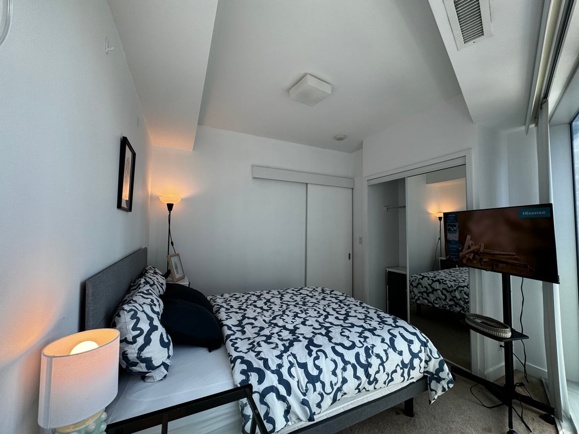 Deluxe Room at 9th Floor - York Street, Toronto — photo 2 of 10