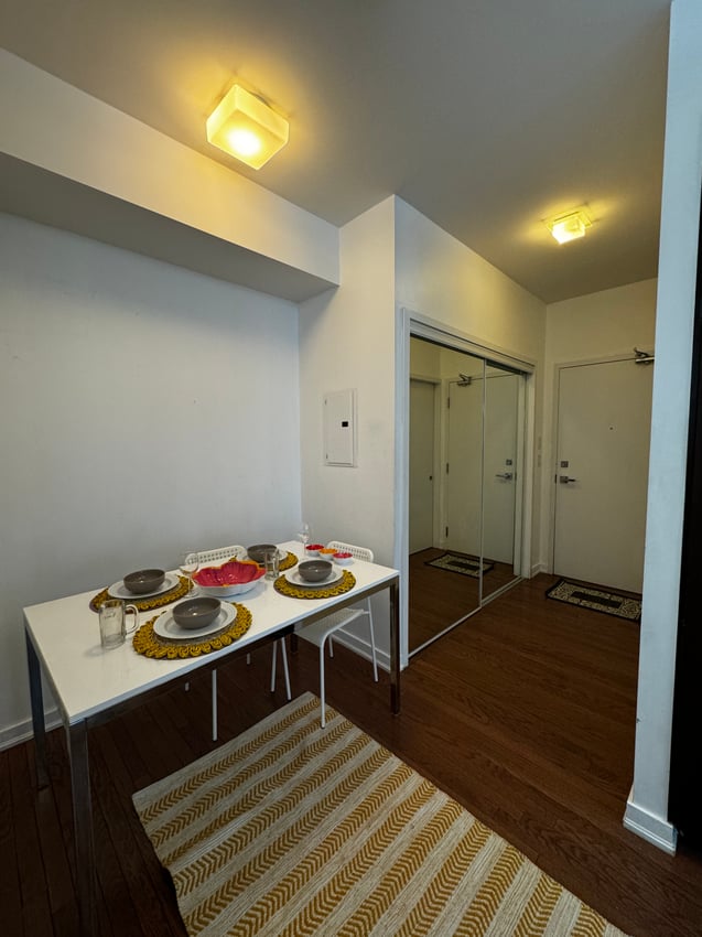 Deluxe Room at 9th Floor - York Street, Toronto — photo 4 of 10