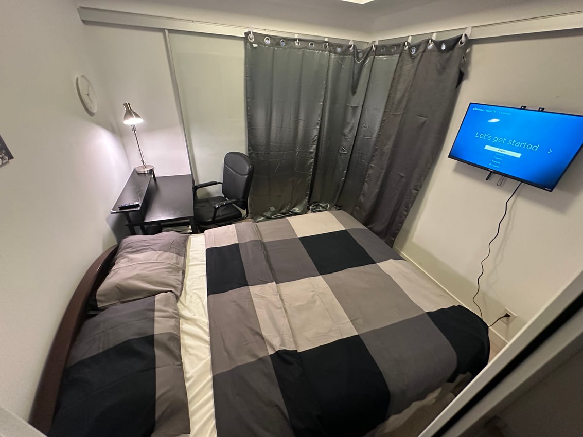 Deluxe Room without Window at 7th Floor - York Street, Toronto — photo 2 of 9