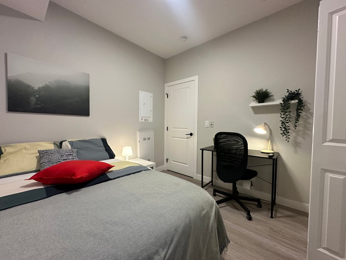 Deluxe Room without Window at 3rd Floor - 825 17 Ave SW, Calgary — photo 8 of 20