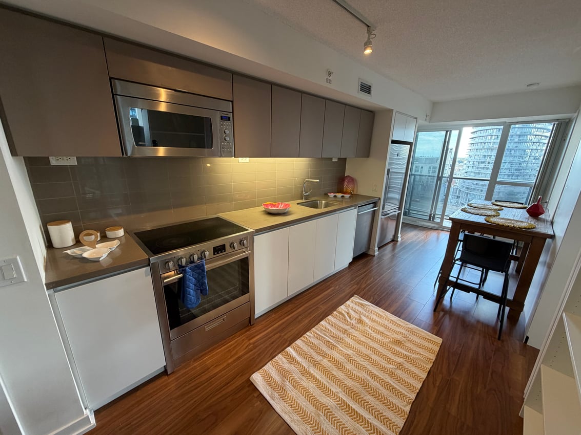 Deluxe Room at 15th Floor - Queens Wharf Road, Toronto — photo 4 of 7