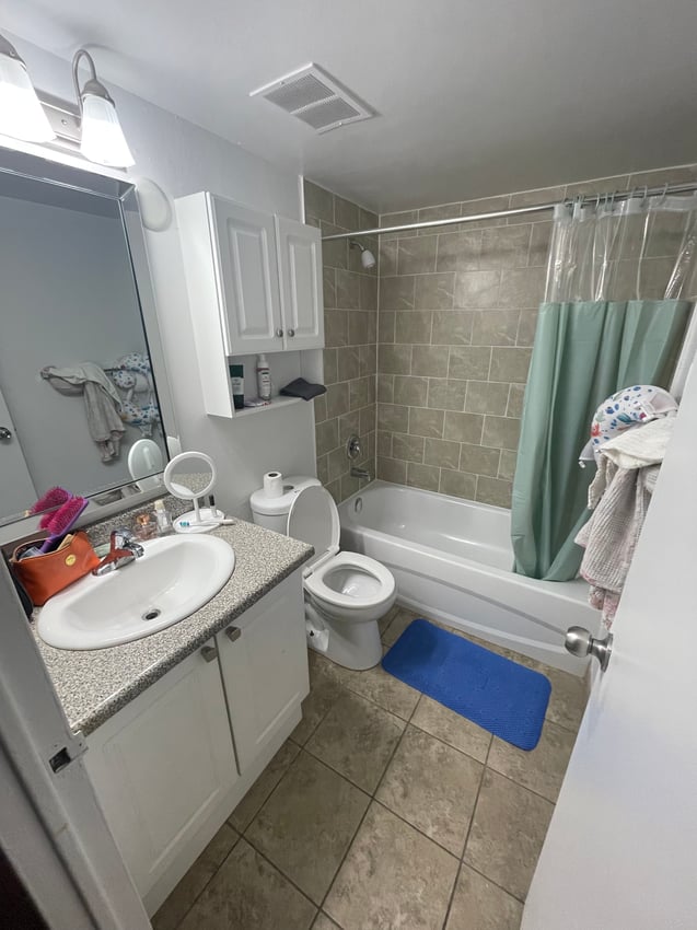 Deluxe Room at 5th Floor - Huntley St., Toronto — photo 6 of 9