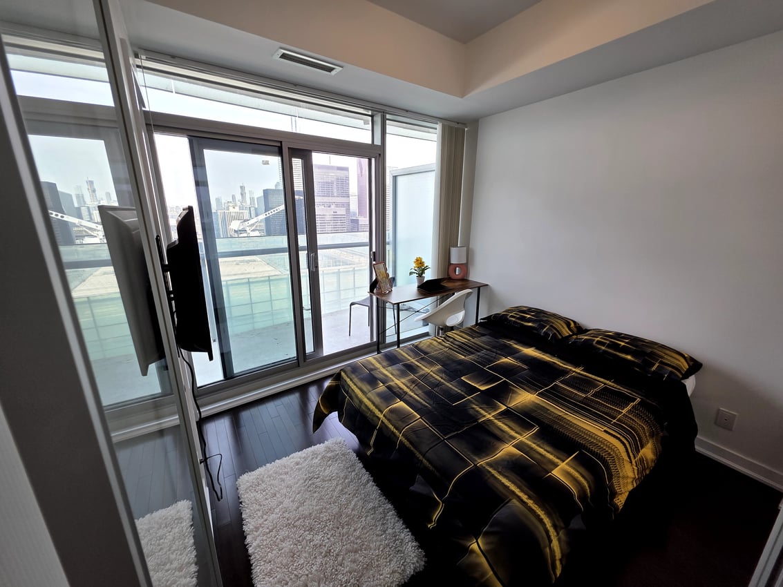 Deluxe Room - York St & Bremner Blvd