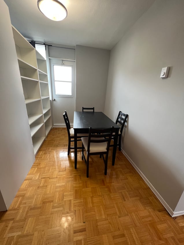 Deluxe Room at 17th Floor - St Clair Ave East, Toronto — photo 6 of 9