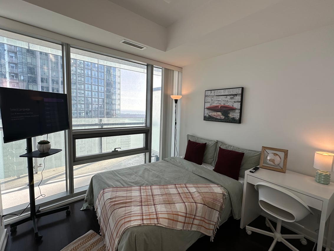 Premium Deluxe - York St & Bremner Blvd