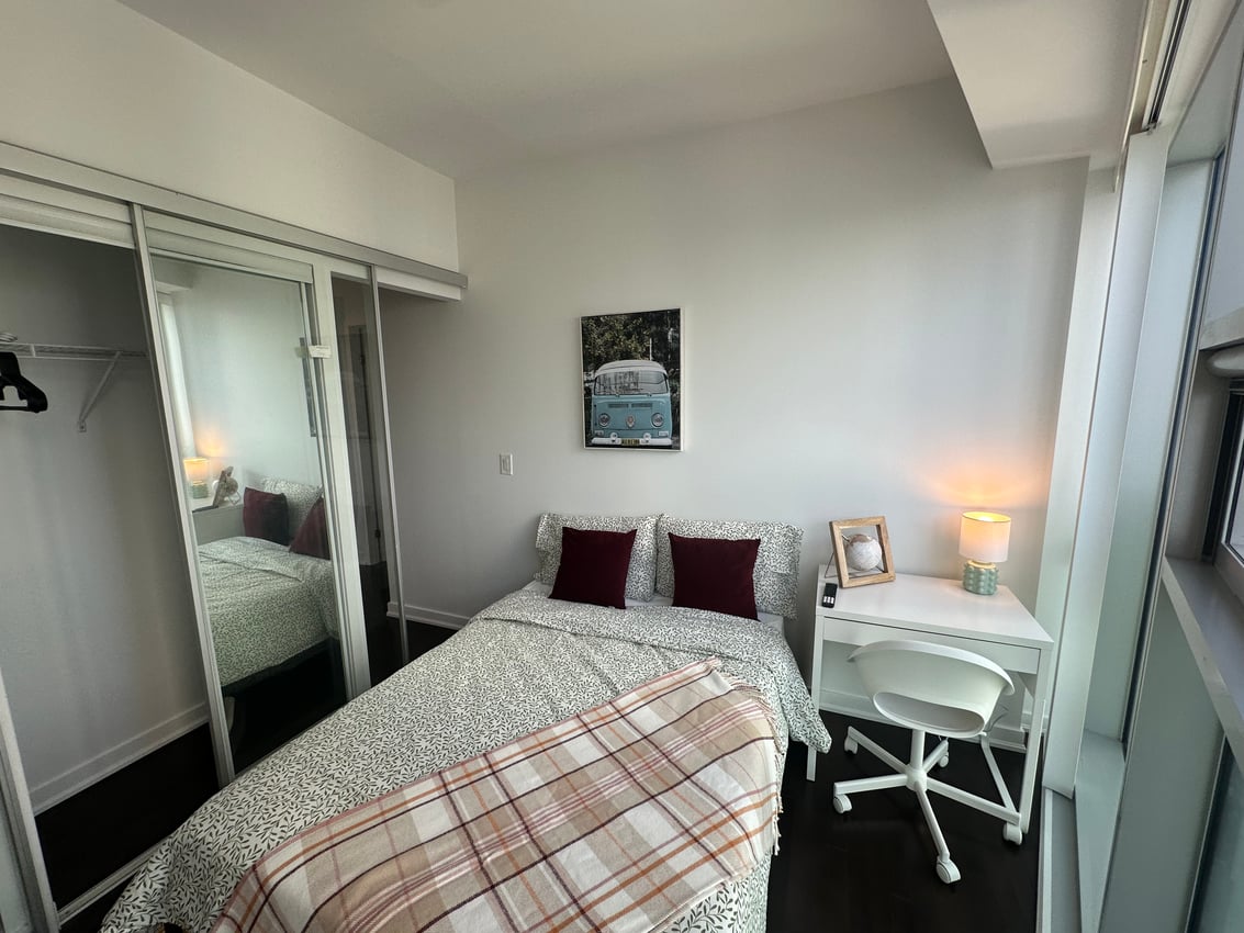 Deluxe Room - York St & Bremner Blvd