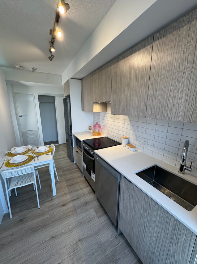 Deluxe Room at 30th Floor - Bloor St, Toronto — photo 5 of 11