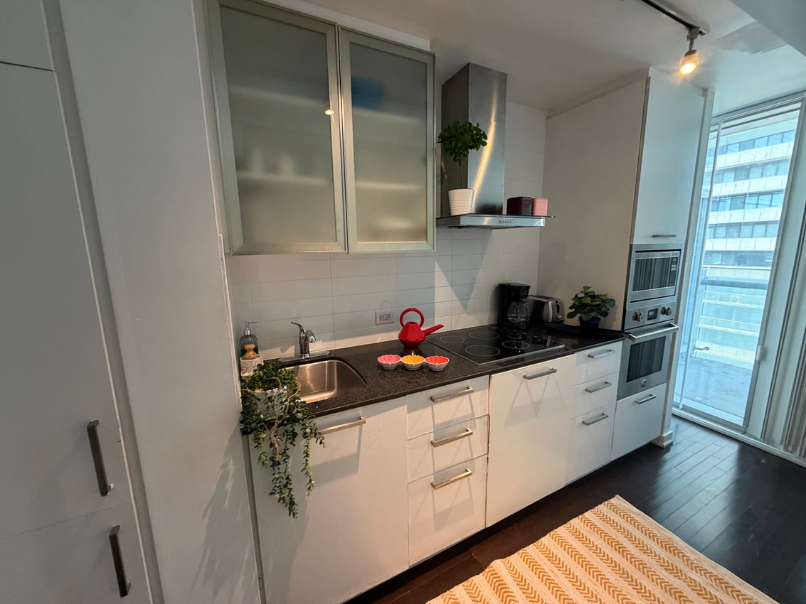 Deluxe Room at 15th Floor - York Street, Toronto — photo 3 of 10