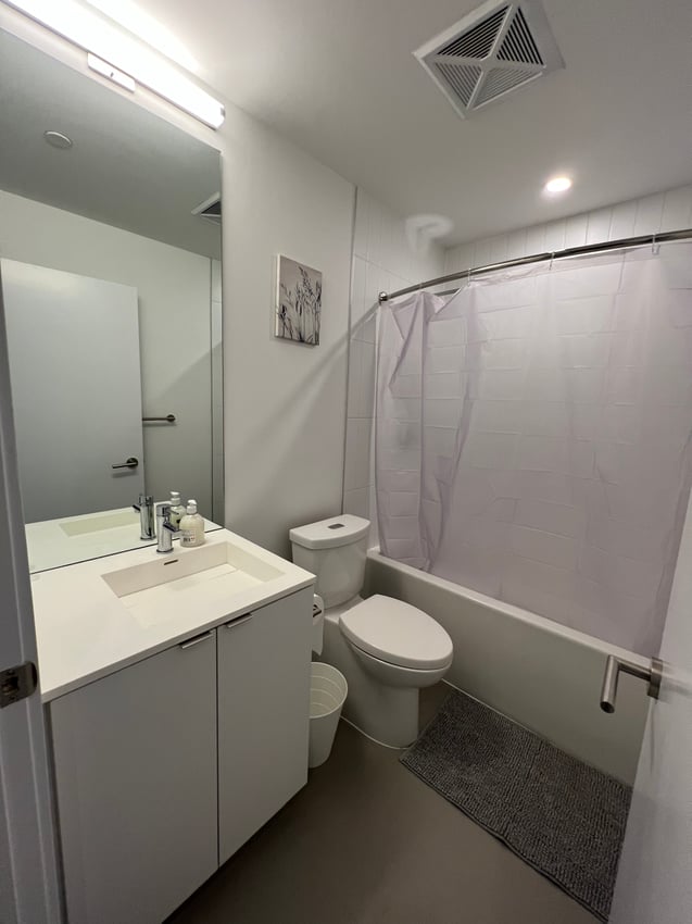 Deluxe Room at 7th Floor - Dunfield Ave, Toronto — photo 5 of 11