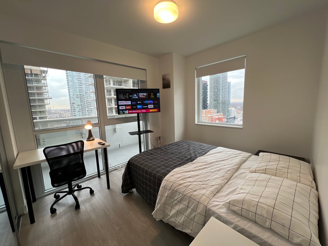 Deluxe Room - Dunfield Ave & Eglinton Ave E