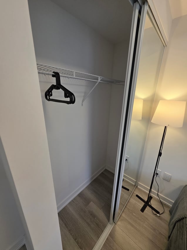 Deluxe Room with Balcony at 13th Floor - Simcoe St, Toronto — photo 6 of 9