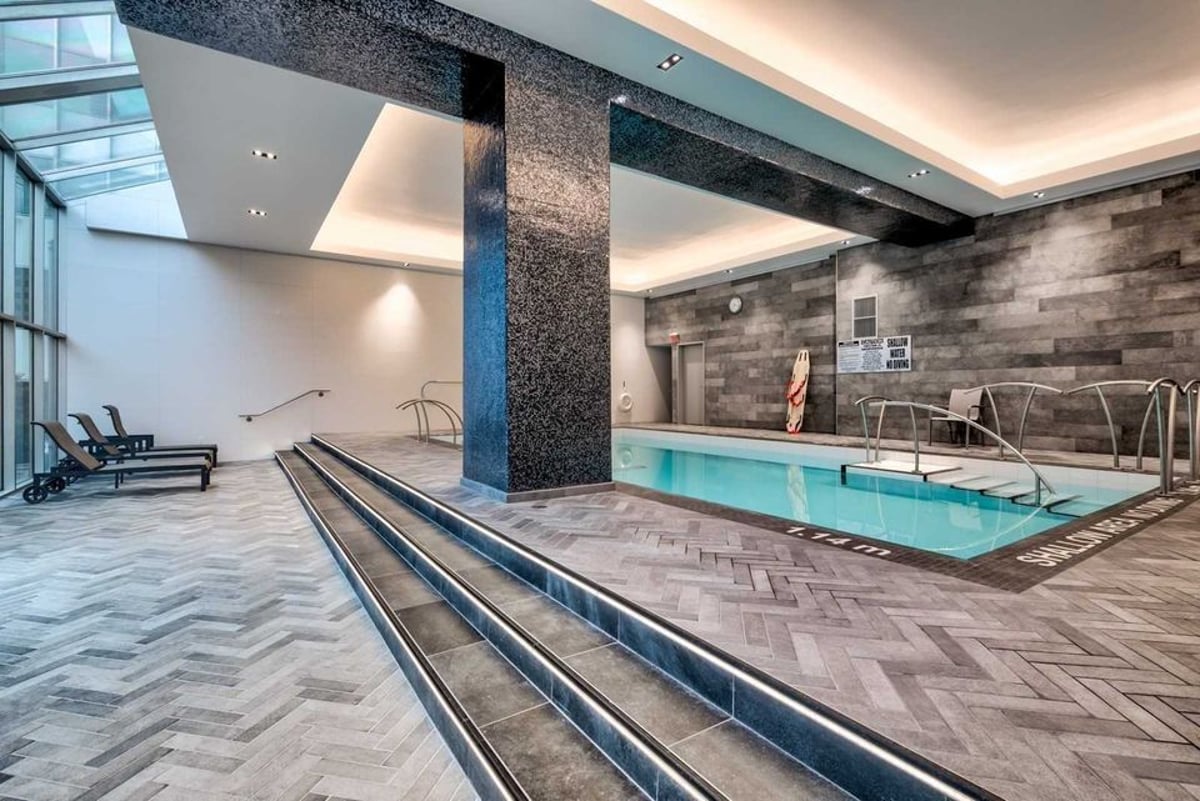 Deluxe Room at 42nd Floor - Bloor St, Toronto — photo 10 of 10