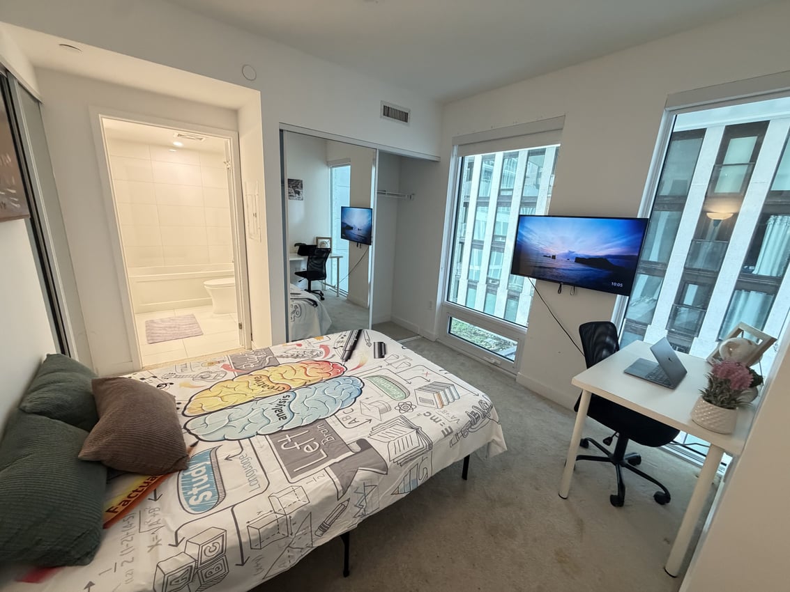 Master Room at 5th Floor - Simcoe St, Toronto — photo 2 of 9
