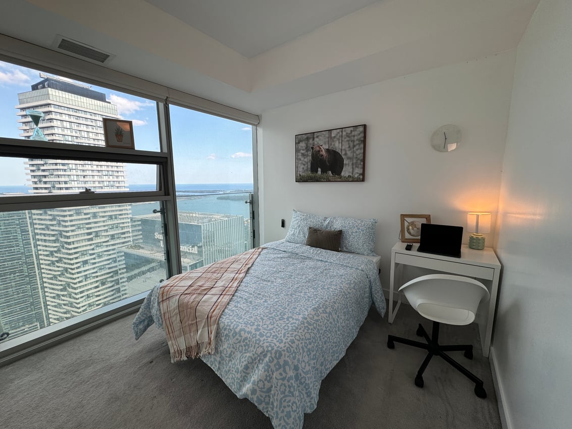 Master Room - York St & Bremner Blvd