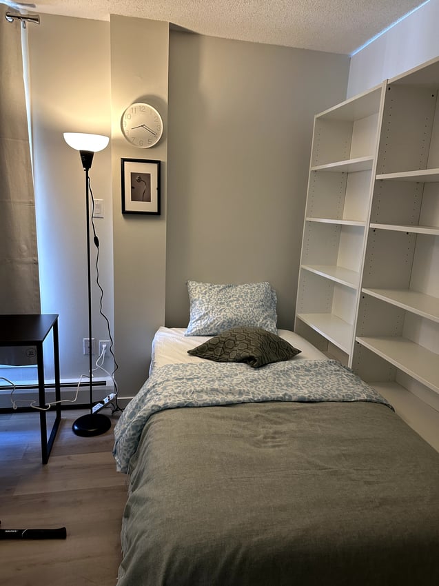 Flex Room with Balcony - 12 Avenue SW & 13 Avenue SW