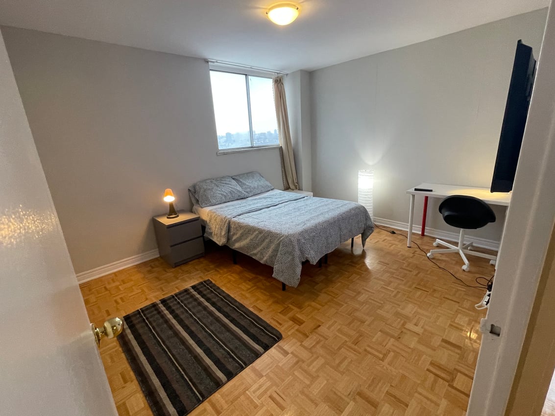 Premium Deluxe - Wellesley St E & Parliament St