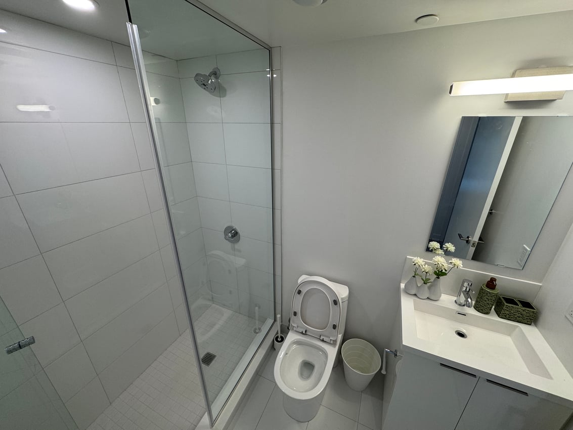 Deluxe Room at 11th Floor - St Patrick St, Toronto — photo 5 of 10