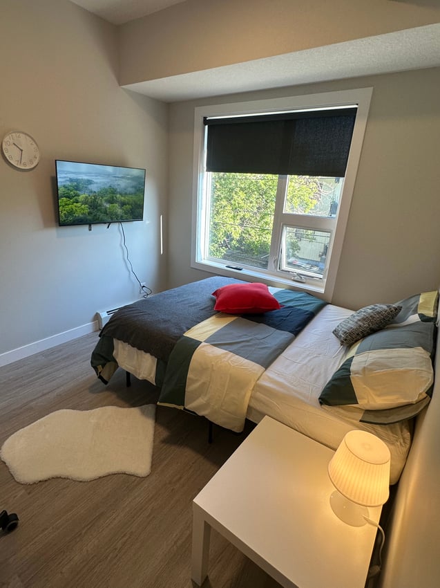 Master Room at 2nd Floor - 825 17 Ave SW, Calgary — photo 4 of 7