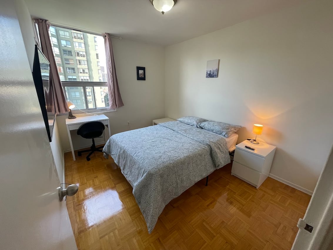 Deluxe Room - Carlton St & Homewood Ave