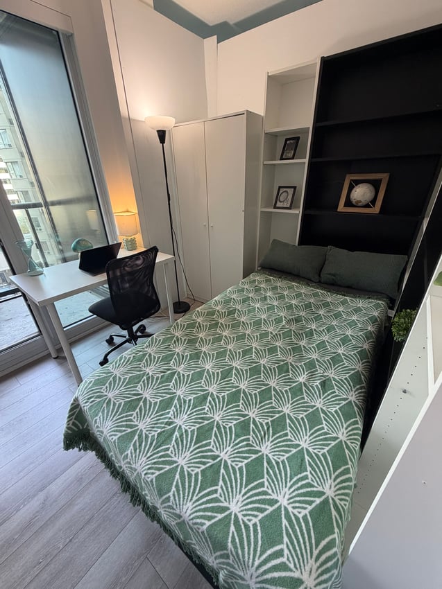 Flex Room with Balcony – 5th Floor - Simcoe St
