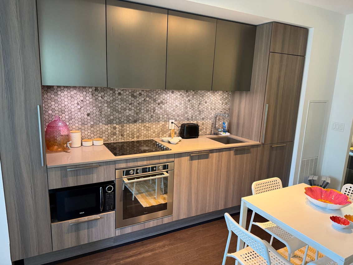 Deluxe Room without Window at 8th Floor - Wood Street, Toronto — photo 3 of 12