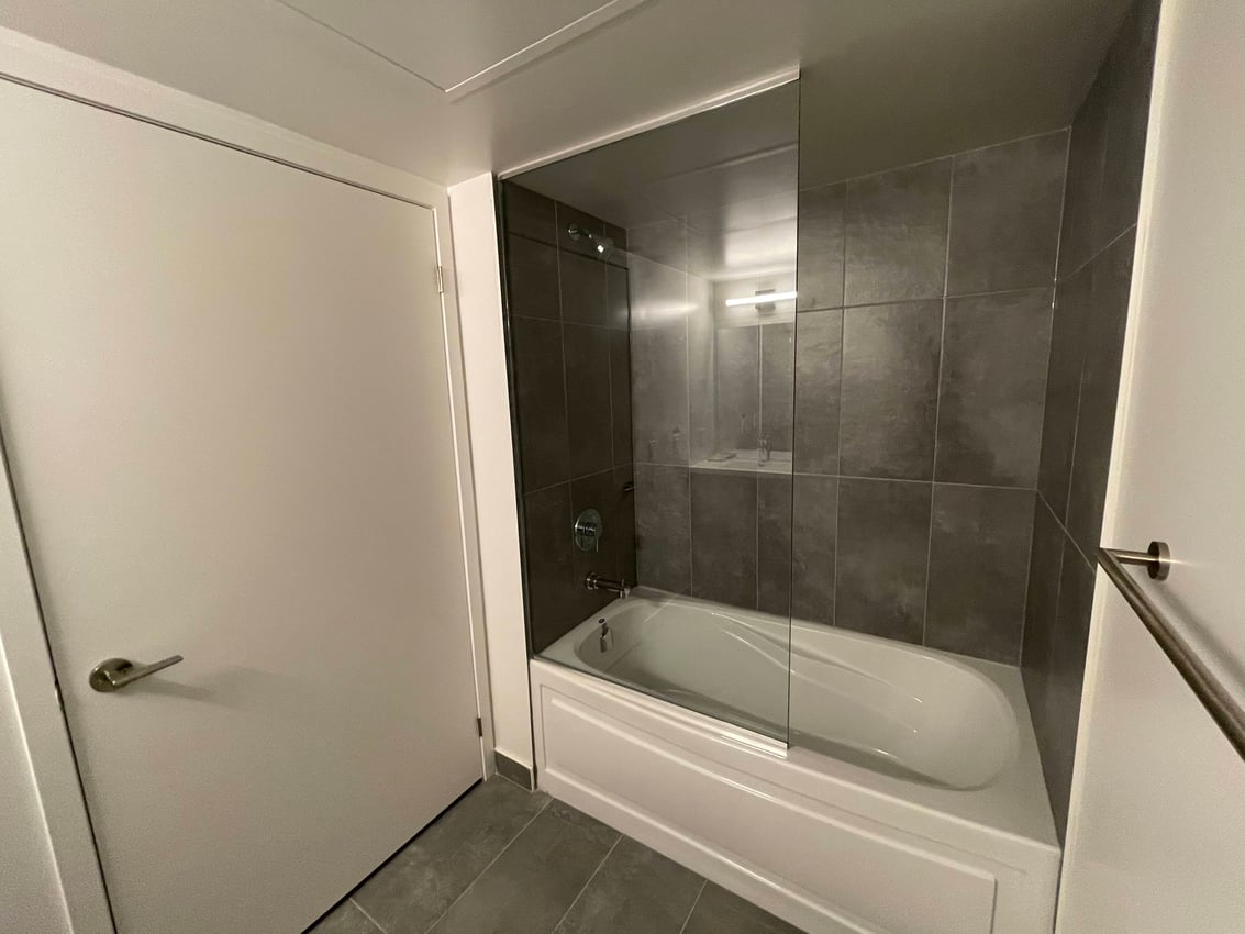Deluxe Room at 9th Floor - Shuter St, Toronto — photo 5 of 10