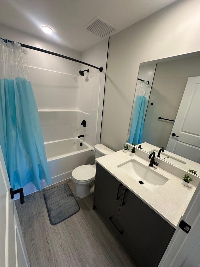 Master Room at 3rd Floor - 825 17 Ave SW, Calgary — photo 9 of 18