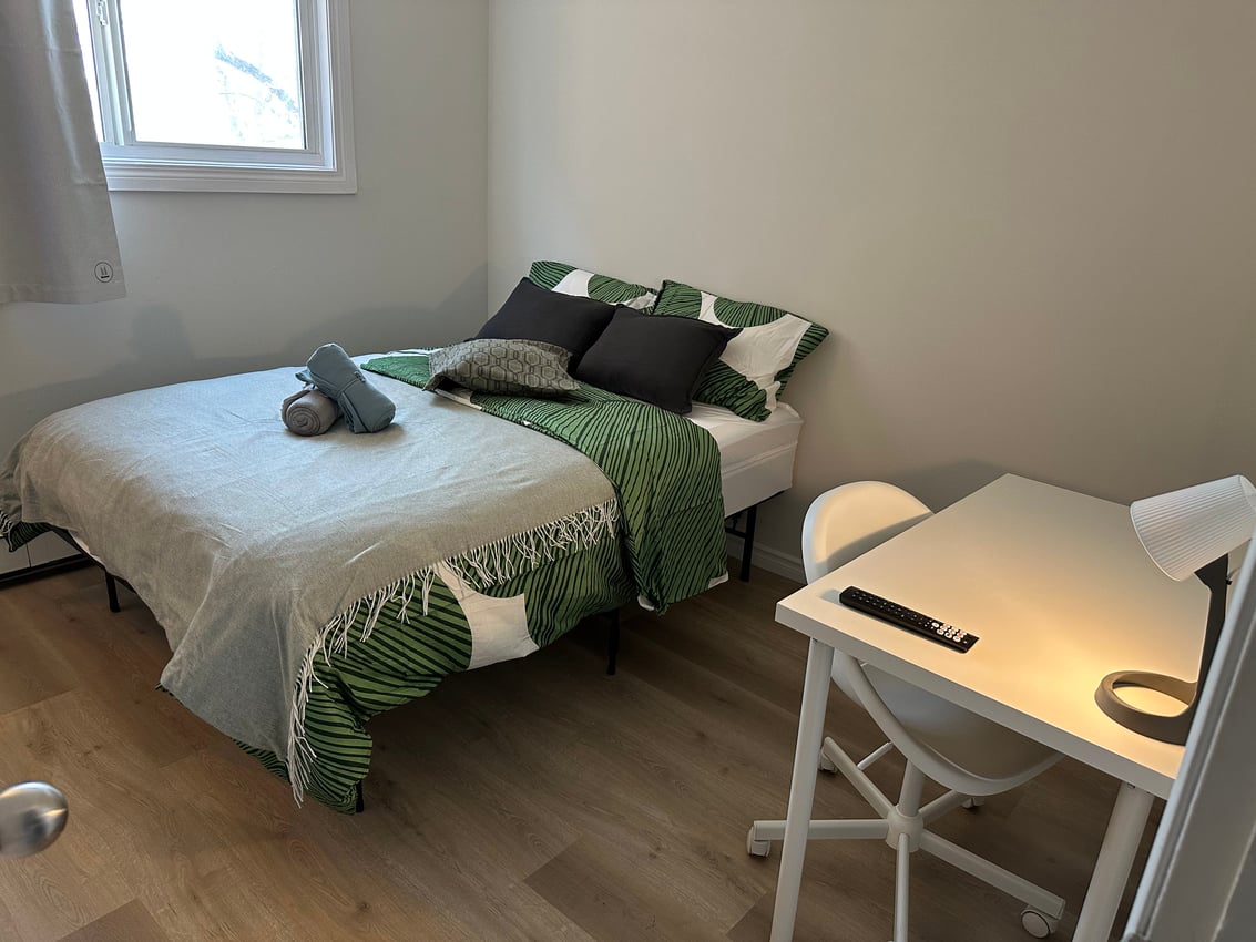 Deluxe Room - 11 Avenue SW & 19 Street SW