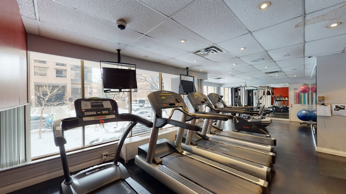 Master Room at 25th Floor - Walmer Road, Toronto — photo 12 of 14