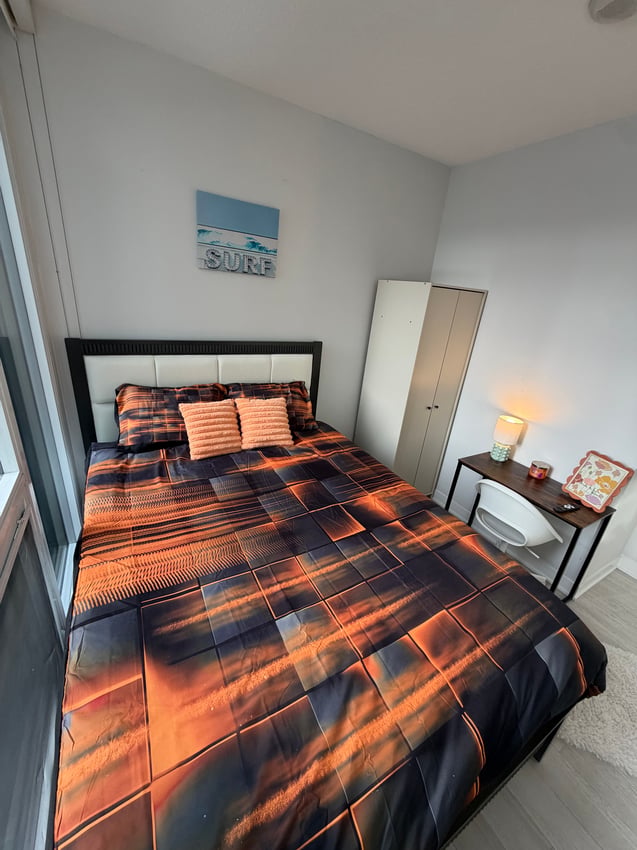 Deluxe Room at 5th Floor - Queens Wharf Road, Toronto — photo 3 of 13