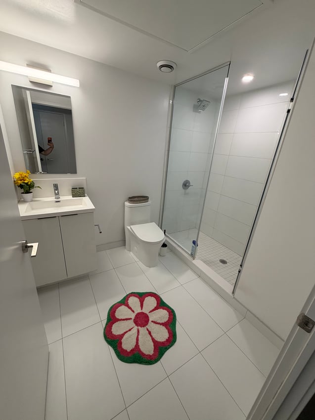 Deluxe Room without Window at 5th Floor - Simcoe St, Toronto — photo 3 of 5