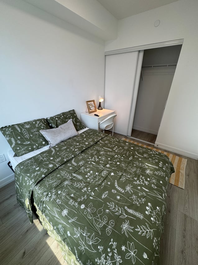 Deluxe Room at 30th Floor - Bloor St, Toronto — photo 3 of 11