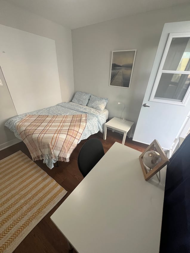 Flex Room with Balcony - Davisville Avenue & Yonge Street