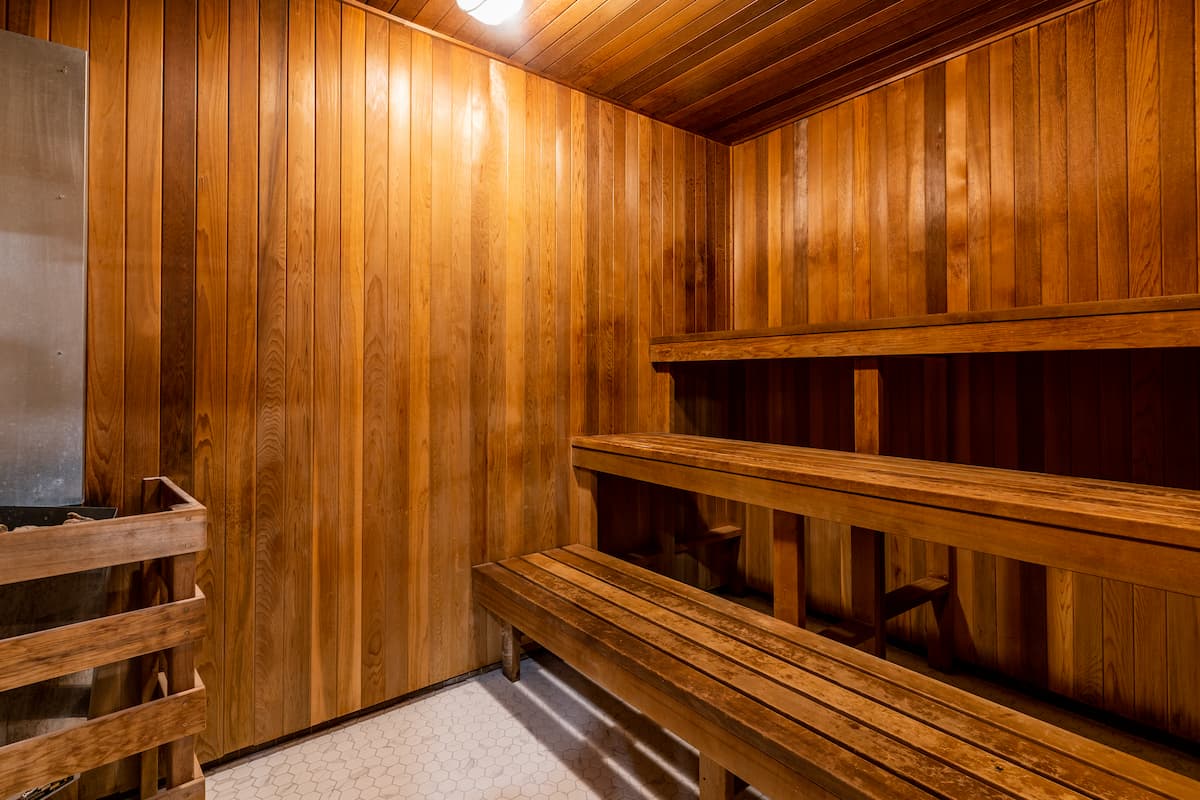 Deluxe Room at 5th Floor - Huntley St., Toronto — photo 9 of 9