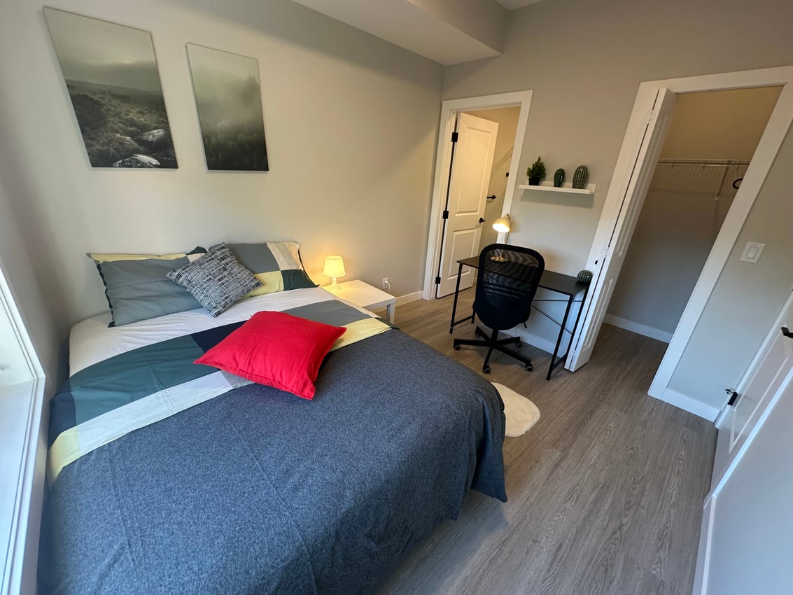 Master Room at 2nd Floor - 825 17 Ave SW, Calgary — photo 2 of 7