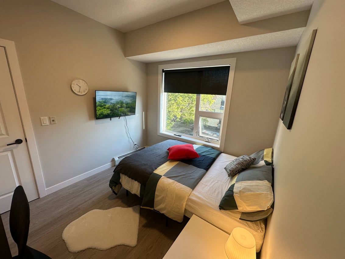Master Room at 3rd Floor - 825 17 Ave SW, Calgary — photo 5 of 18