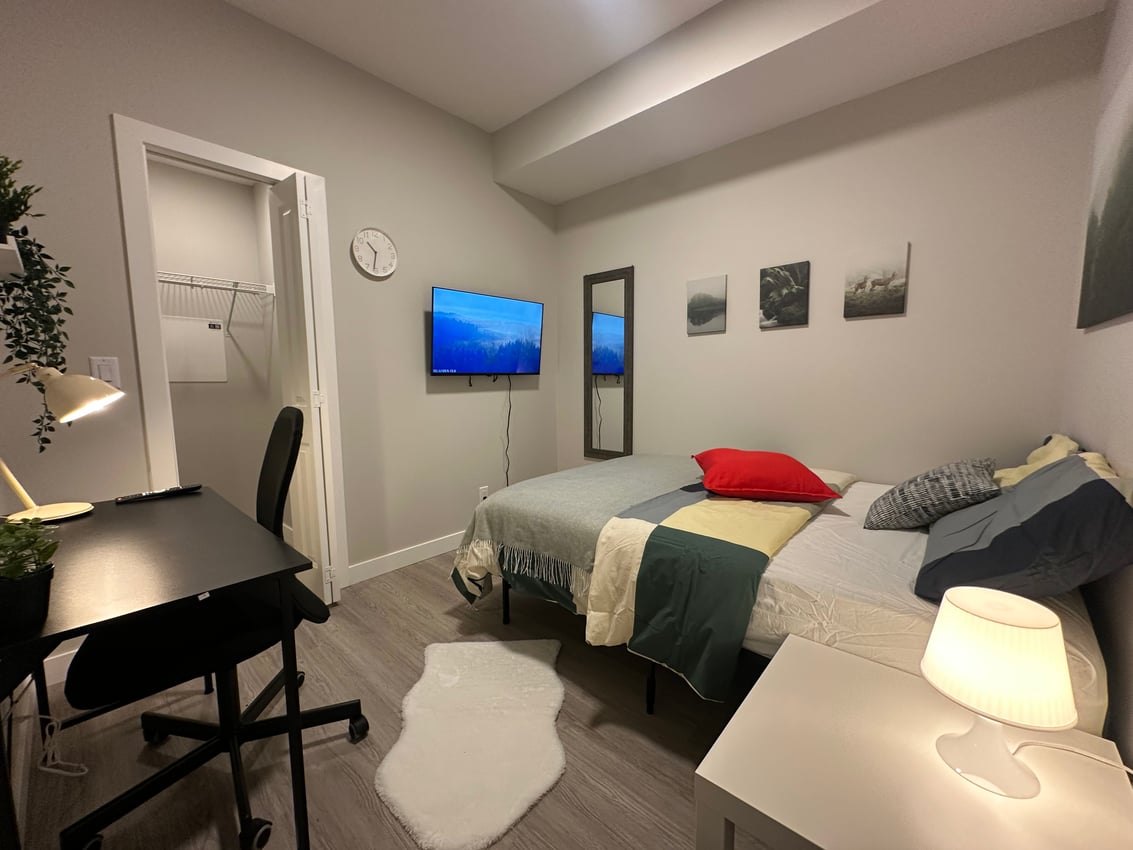 Deluxe Room without Window at 2nd Floor - 825 17 Ave SW, Calgary — photo 2 of 20