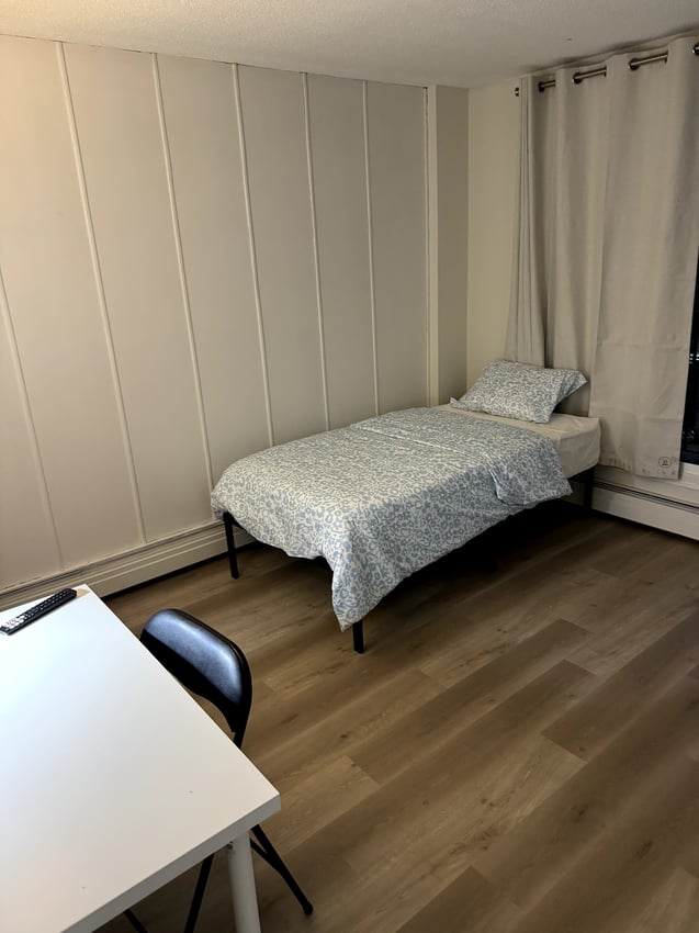 Flex Room with Balcony - 15 Avenue SW & 12 Street SW