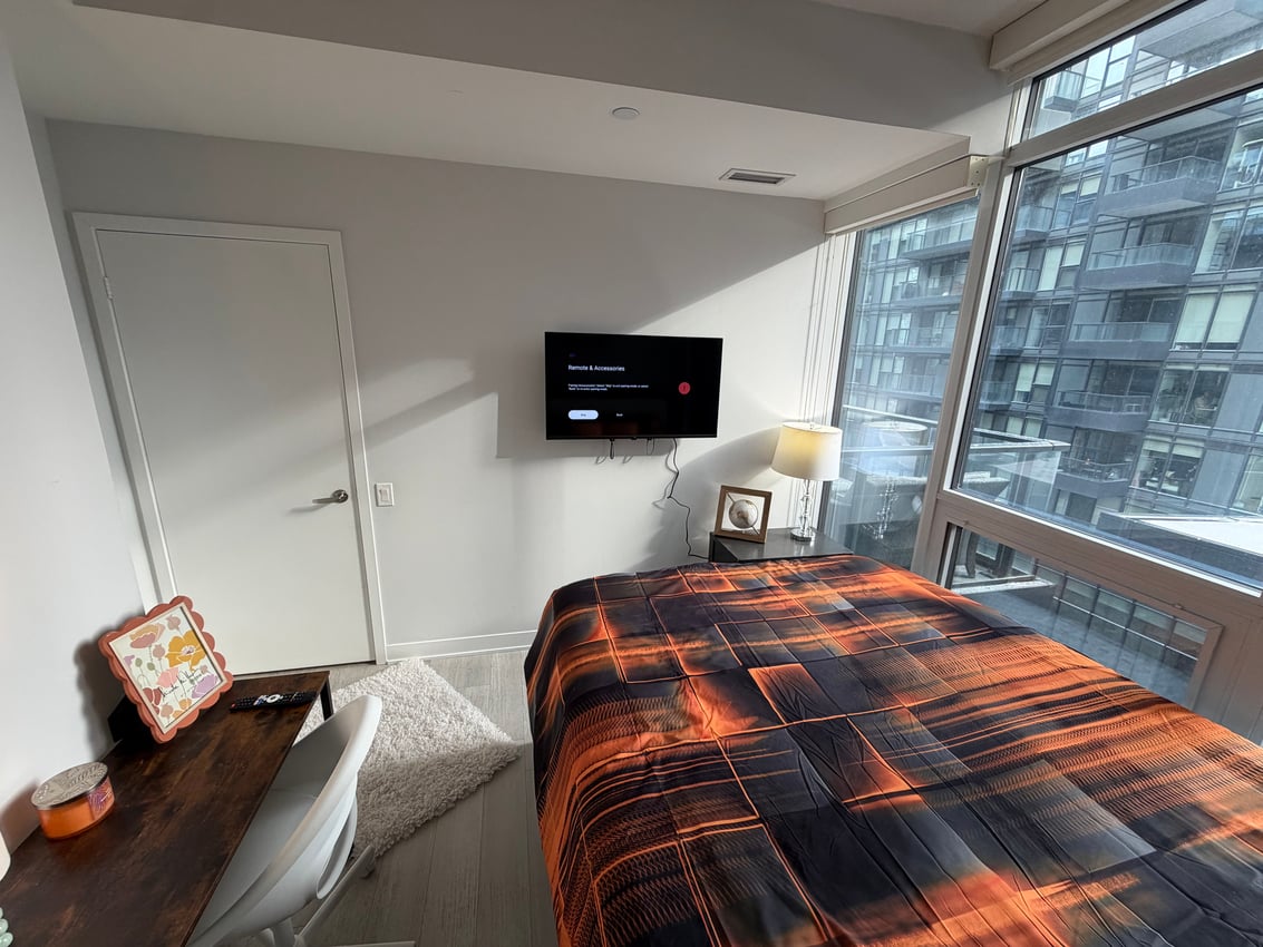 Deluxe Room at 5th Floor - Queens Wharf Road, Toronto — photo 2 of 13