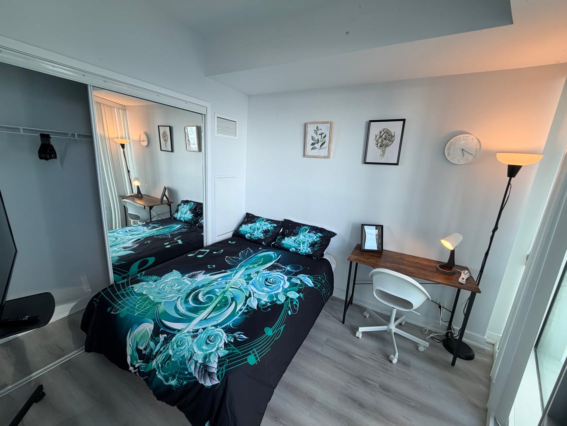 Deluxe Room - York St & Bremner Blvd