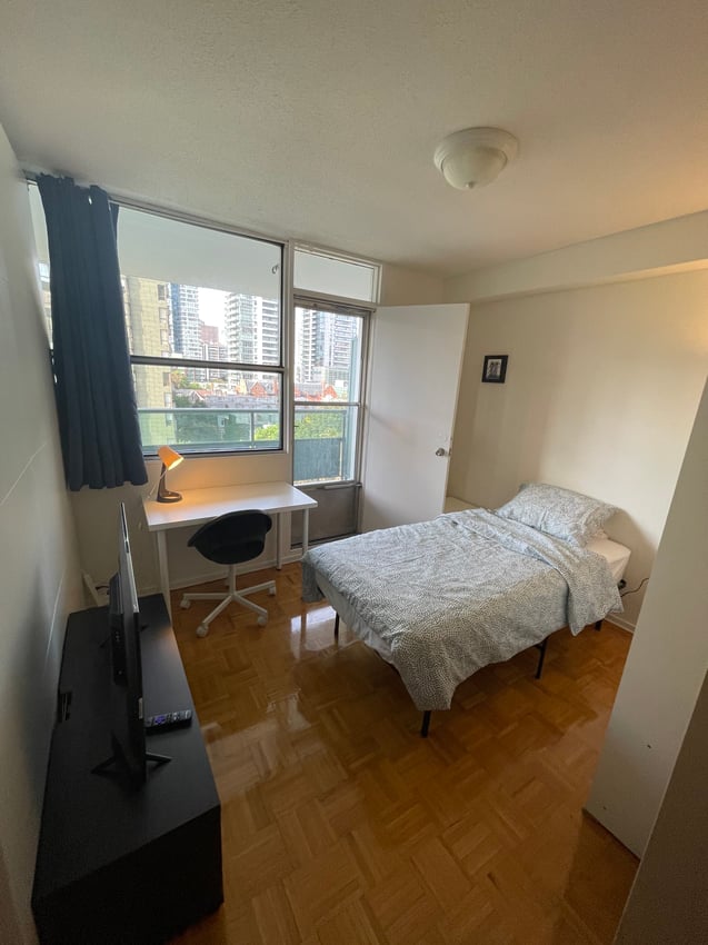Flex Room with Balcony - Carlton St & Homewood Ave
