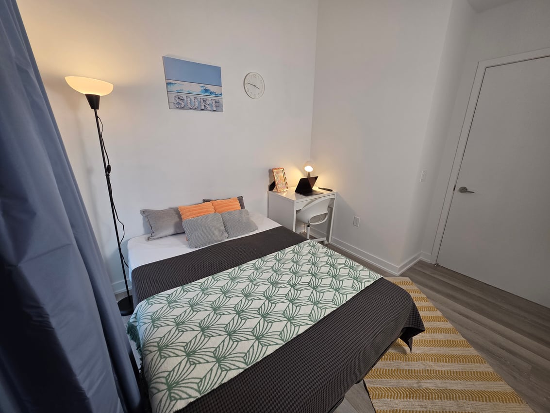 Deluxe Room at 11th Floor - St Patrick St, Toronto — photo 3 of 10