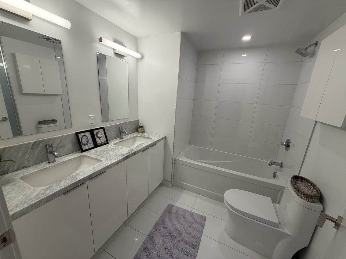Master Room at 5th Floor - Simcoe St, Toronto — photo 5 of 9