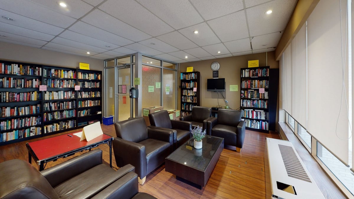 Master Room at 25th Floor - Walmer Road, Toronto — photo 10 of 14