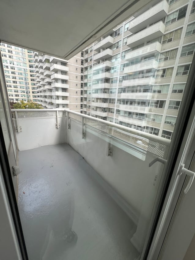 Flex Room at 14th Floor - Dunfield Ave, Toronto — photo 3 of 11